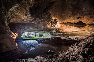 Sous le porche des grottes de Sare