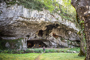 Porche de entrada a las cuevas de Sara