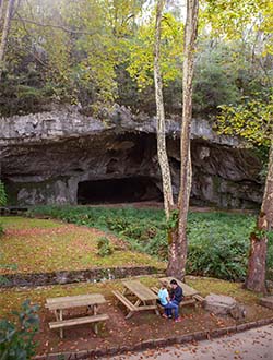 Porche d'entrée des grottes de Sare