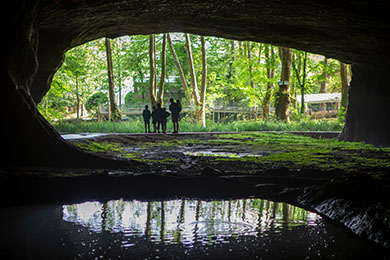 Vue depuis le porche intérieur des grottes de Sare