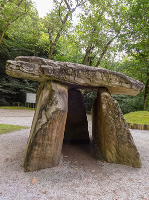 Dolmen au parc mégalithique des grottes de Sare Dolmen au parc mégalithique des grottes de Sare