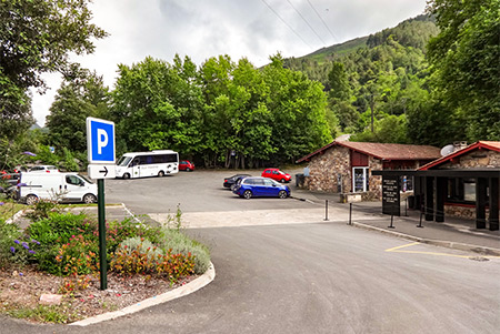 Parking à l'entrée des grottes de Sare