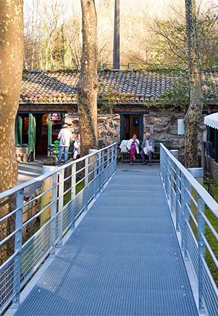 Passerelle d'accès aux Grottes de Sare