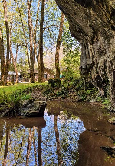 Sous le porche des Grottes de Sare - Sarako Lezeak