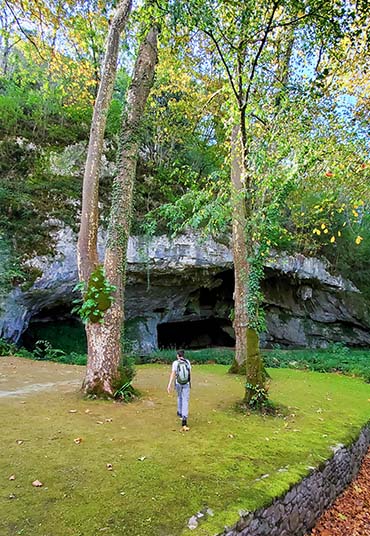 The entrance of the caves of Sare